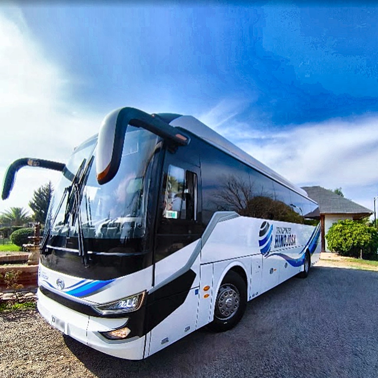 Bus King Long XMQ 2026 de frente, en perspectiva