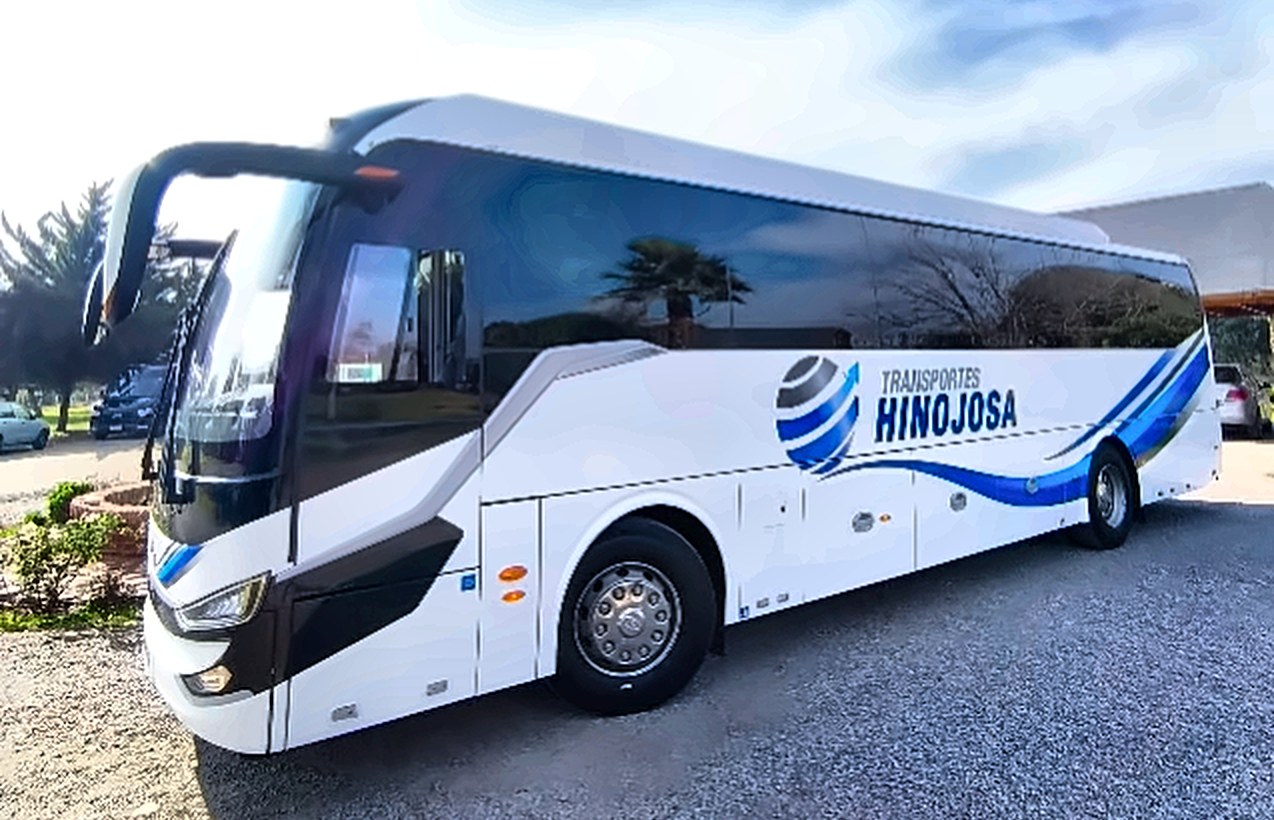 Bus King Long de frente en la base