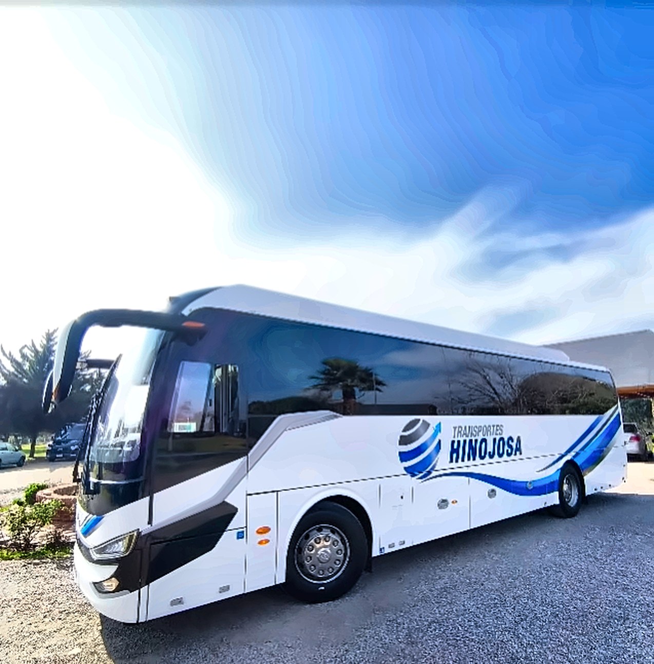 Bus King Long de Transportes Hinojosa estacionado en la base