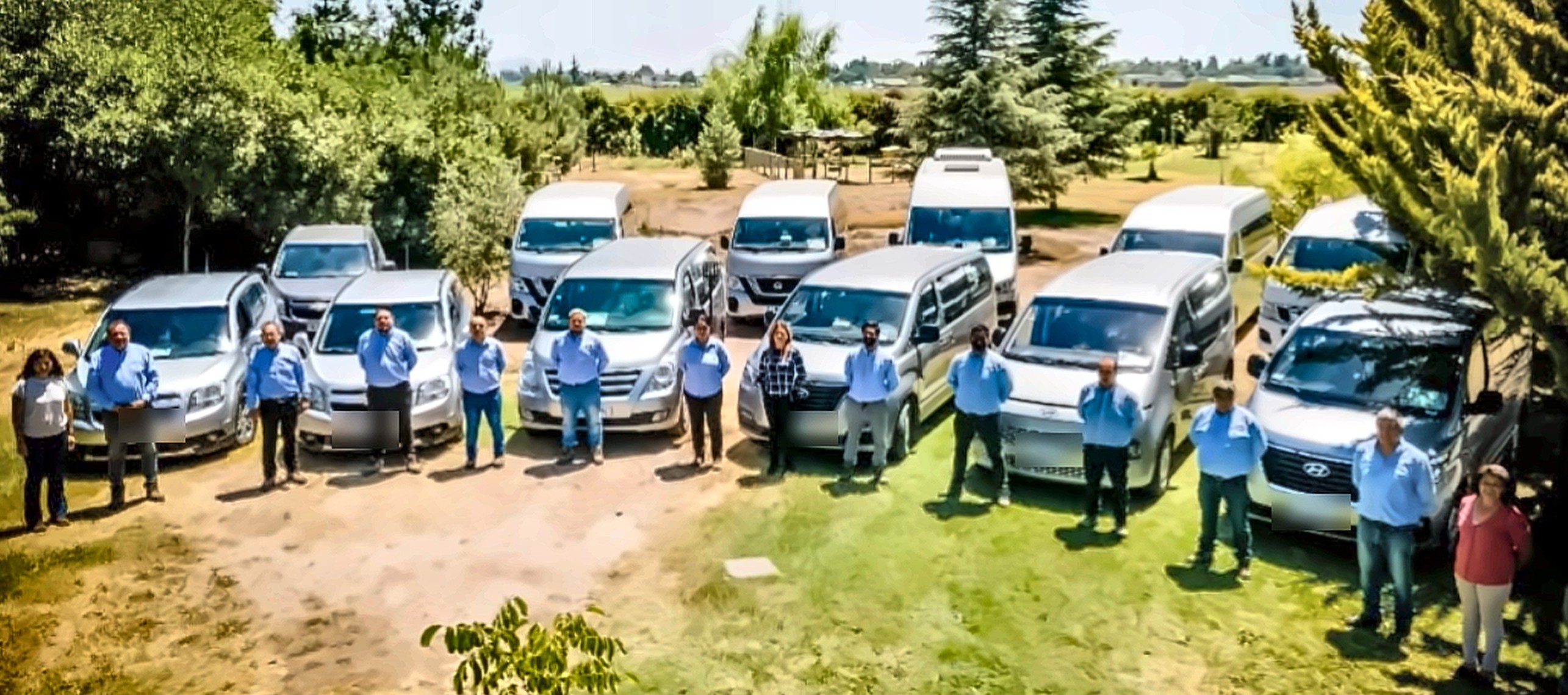 Equipo de conductores de Transportes Hinojosa junto a la flota