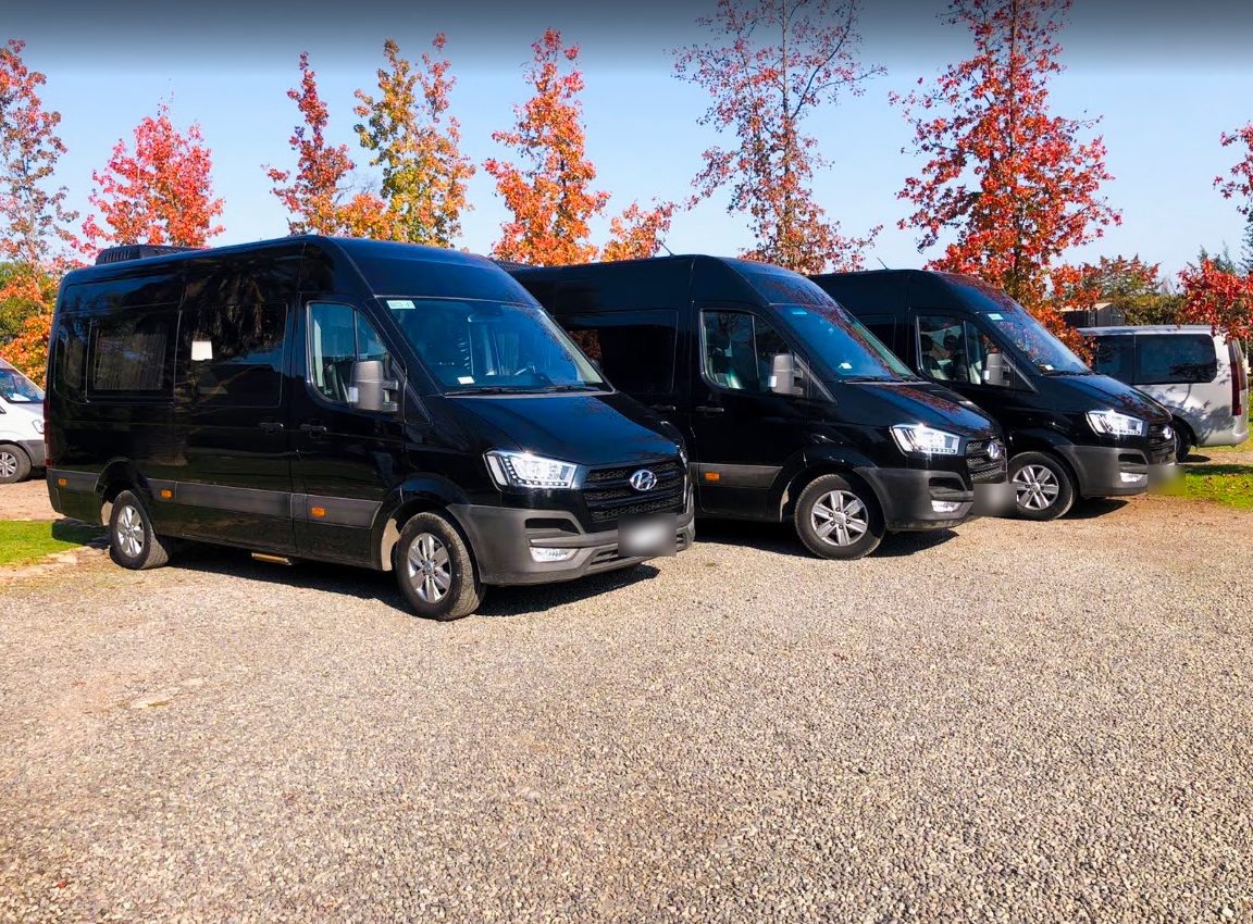 Minibuses negros Solati en fila