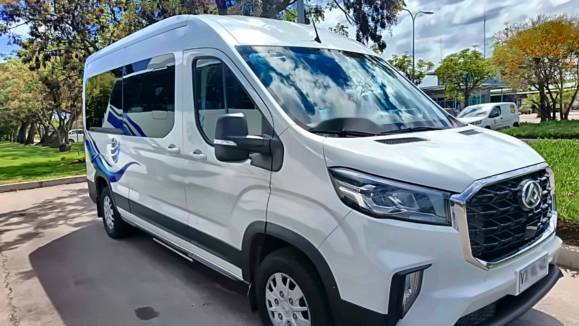 Van Maxus blanca con la gráfica de Transportes Hinojosa