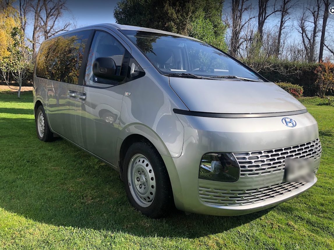 Van Hyundai Staria de frente en perspectiva