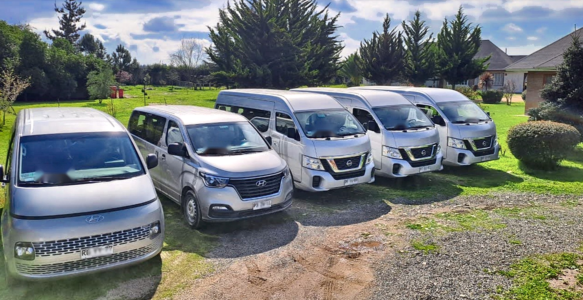Vans de Transportes Hinojosa preparadas para un servicio a empresa